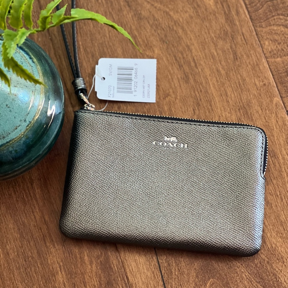 Wristlet purse